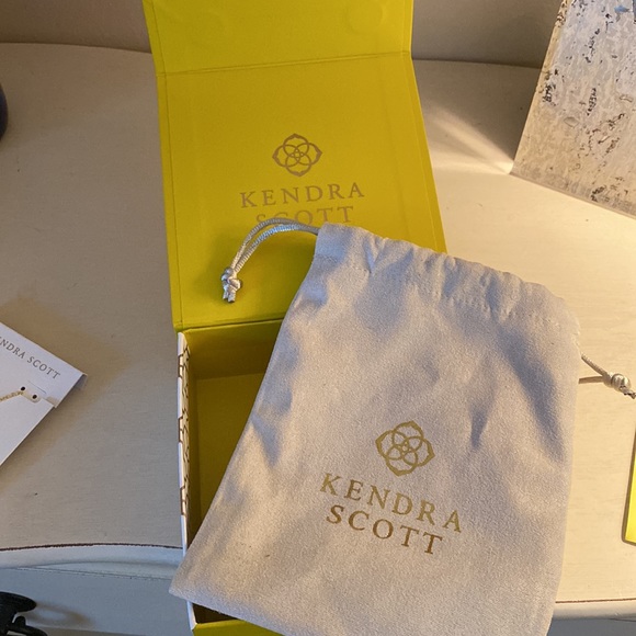 Kendra Scott Elisa necklace - Picture 3 of 3